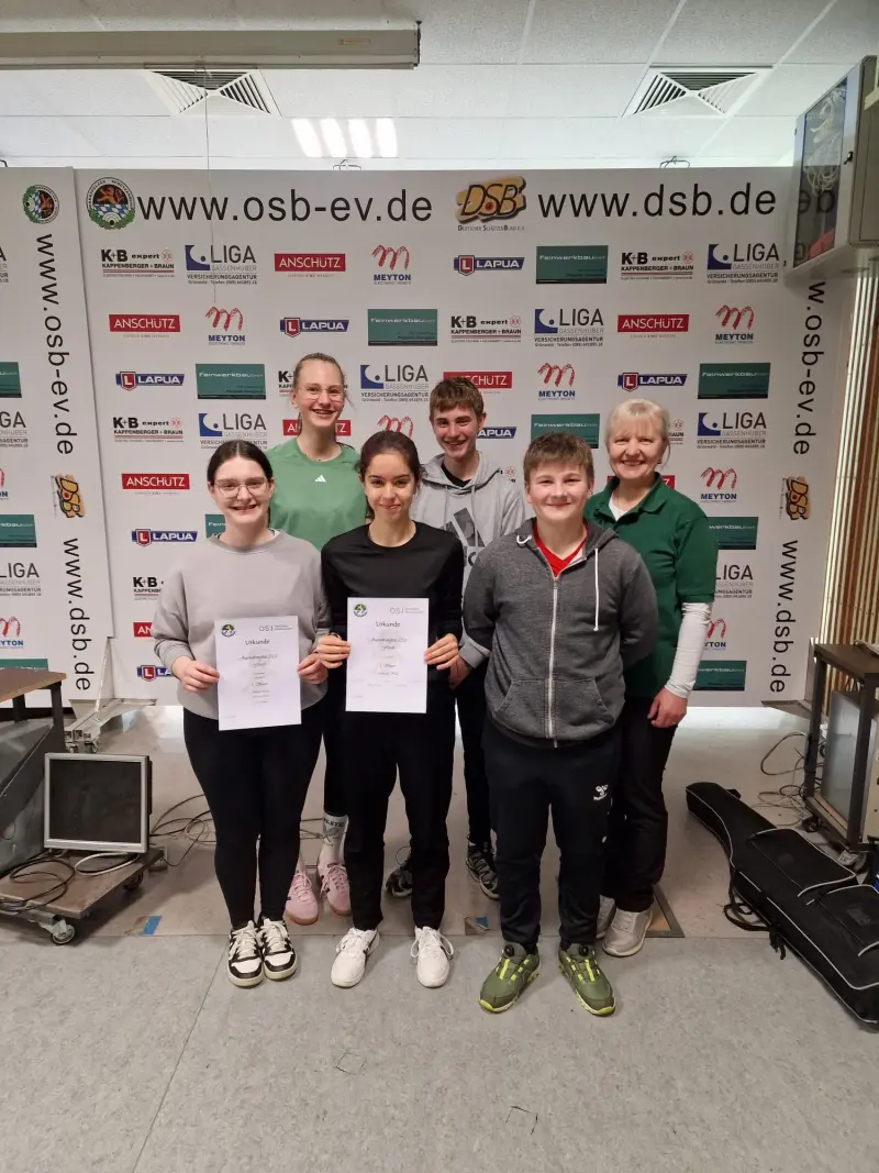Gaumannschaft Furth im Wald beim Finale der OSB-Jugendrangliste 2026 mit Urkunden vor der Sponsorenwand von OSB und DSB
