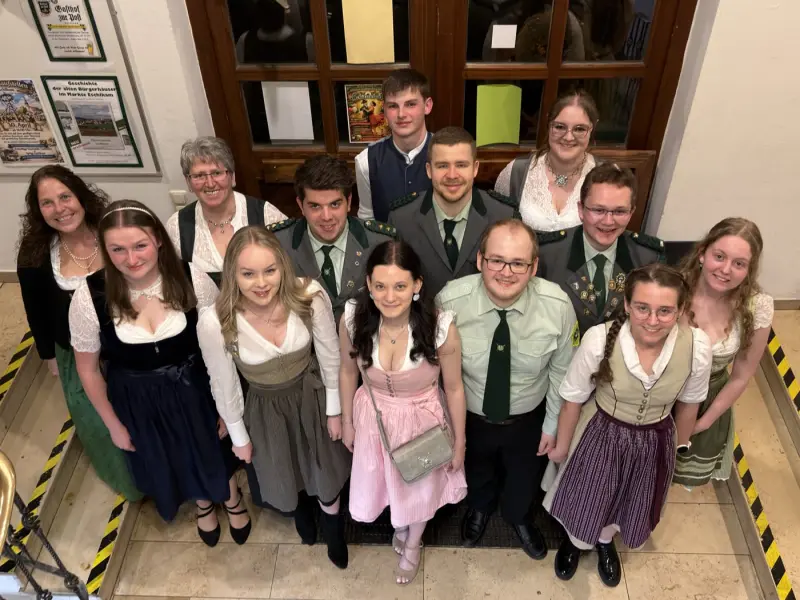 Abordnung der Einödschützen Warzenried in Tracht beim Gauball im Gasthof zur Post in Eschlkam